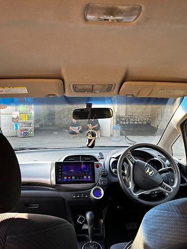 xundai solaris: Honda Fit: 2013 г., 1.3 л, Вариатор, Гибрид, Хэтчбэк — 9