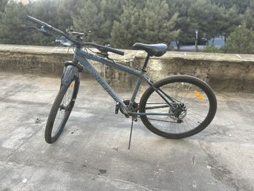 Velosiped ehtiyyat hissələri: Bu, dağ velosipedidir. Yolsuzluq şəraitində rahat hərəkət etmək üçün