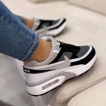 Patike: Nike air max 2 patike

Novo
Brojevi 36 do 41

fb Moja Kupovina 1 — 12