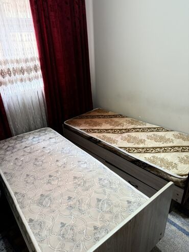 дешевые односпальные кровати с матрасом: Две односпальные кровати с матрасами, идеально подходящие для детской