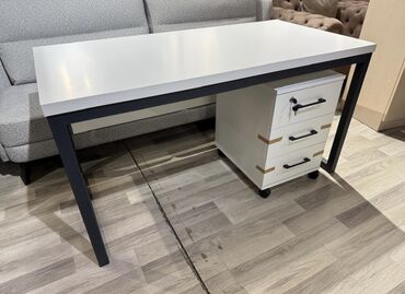 школьный стол: Ofis mebel dəsti Tərkib: - İş masası: ağ üst səth, qara metal karkas;
