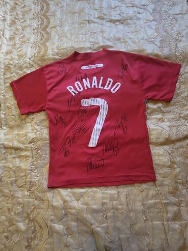 Dəstlər: Bu qırmızı, qısaqol uşaq köynəyi portuqaliyalı futbolçu Ronaldo üçün