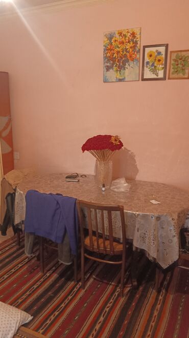 Giriş qapıları: Köhne Corat merkeze çox yaxın denize yaxın heyet evi🏡🏡 4 otaq iki — 8