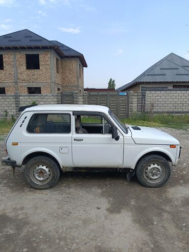 дом на колесах трейлер: Белый внедорожник LADA Niva 4x4 с тремя дверями и багажником на крыше