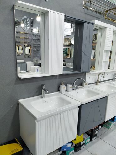 moyka şkaf: Ağ rəngli hamam mebeli dəsti, tək lavabo və güzgülü şkafdan ibarətdir