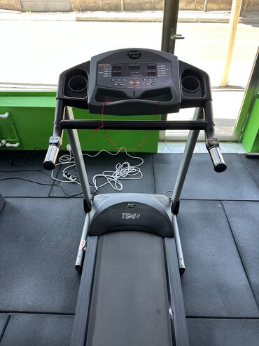 Boks kisələri: ProForm TS411 model qaçış zolağı. Qara və boz rənglərdə olan bu qaçış