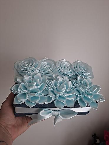 Ostali kućni dekor: Ručne dekorativne kutije sa satenskim cvećem - Unikatne aranžmane — 3