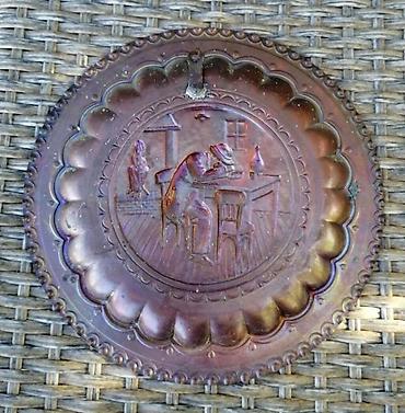 Stare vaze i dekor: Vtg bakarni tanjir bogato ukrašen pticama i cvećem 1920. Cena za komad — 7