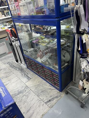 шкаф витринный: Торговая витрина (прилавок) из стекла с металлическим каркасом -