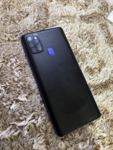 LDV: Smartfon – orta sinif Android model - Arxa tərəfdə dörd linzalı kamera