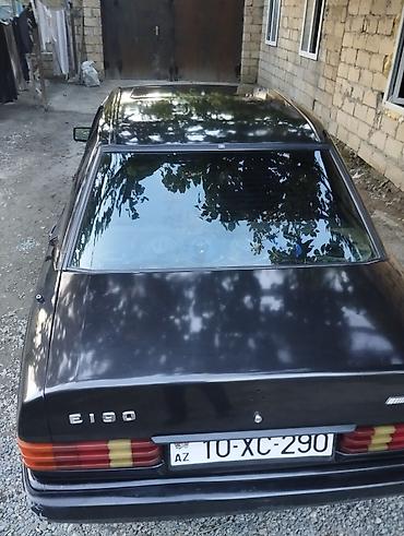 w202 yan guzgusu: Mercedes-Benz 190 (W201) sedan - Kuzov: qara rəng, 4 qapı, klassik — 8