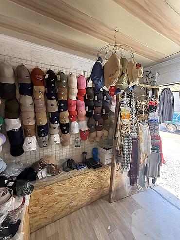 Коммерческая недвижимость: Срочно продаю торговую точку в селе Кызыл-суу. Есть красная книга,тех — 5