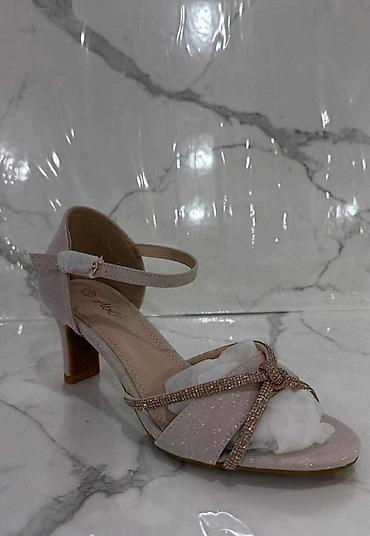 lagerfeld jako: Elegantne ženske sandale – više modela
Brojevi
36-41
2550 din
OR💥 — 6