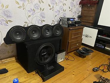 avto maqnitola: Avtomobil üçün güclü audio sistem dəsti. Şəkildə görünən komplektə 4 — 3
