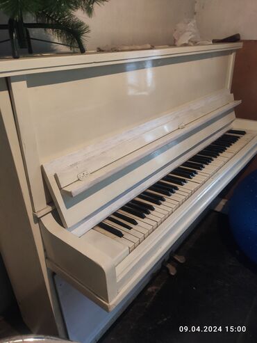 купить пианино в бишкеке: Пианино Украина б/у . Цвет белый. 8000 сом, есть торг