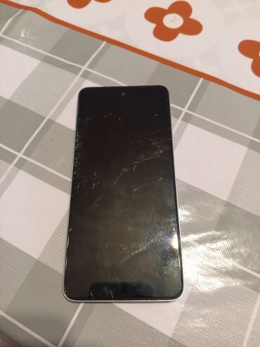 Tecno spark go 128 yaddas ram 4 ustada olmayib ekranin uz susesi