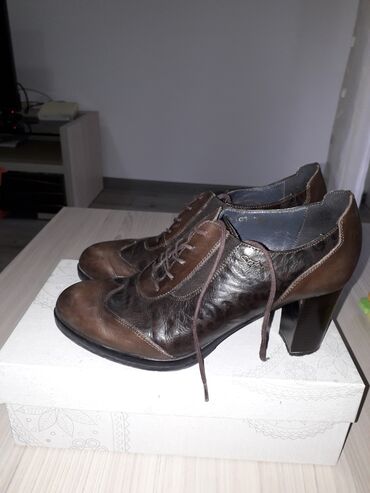 tigraste cipele kombinacije: Stefano kožne cipele,broj 40,gazište 26 cm.
Oštećenje uslikano