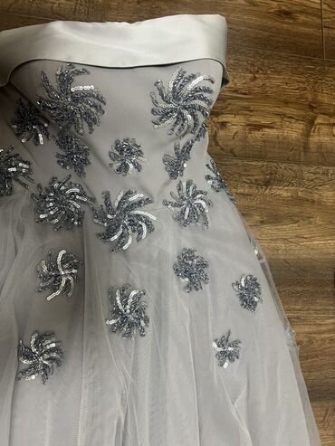 платье халат вечернее: Вечернее платье, Длинная модель, Атлас, Без рукавов, С пайетками, M