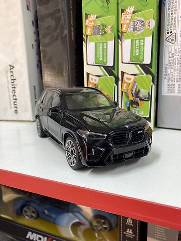 Коллекционная модель автомобиля BMW X5 M в черном цвете