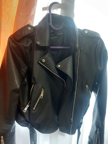 kožna jakna s: Bajkerska jakna
ima oštećenje sa unutrašnje strane kragne