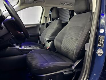 Ford: Plavi Ford Kuga, SUV model sa petoro vrata, opremljen je automatskim — 16