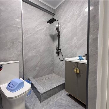 Помещения свободного назначения: Современная белая комната под интерьер-студию - Просторное вытянутое — 8