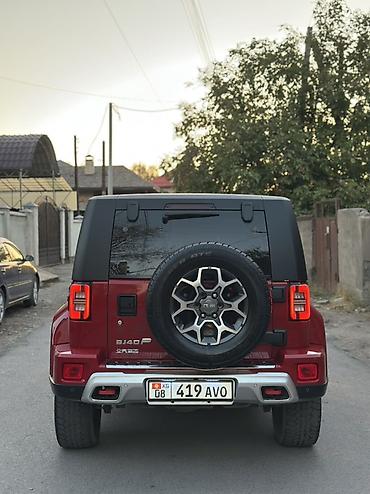 Продажа авто: Внедорожник 5‑дверный, яркий красный цвет с чёрной крышей. Мощный — 6