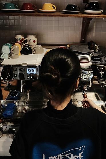 Оборудование для ресторанов, кафе: Peşəkar espresso və qəhvə içkiləri xidməti - İki qollu, barista — 1