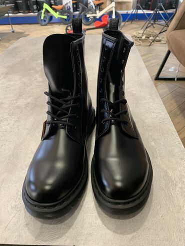 ботинки армейские: Эркектердин ботинкеси, 44, Dr.Martens, Жаңы, түсү - Кара, Өзү алып кетүү, Акысыз жеткирүү