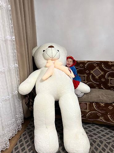 Большой плюшевый медведь - Размер: гигантский, выше среднего