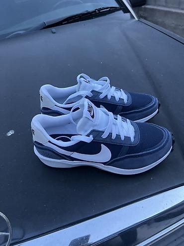 Кроссовки Nike (модель в стиле ретро-раннинг) - Цвет at lalafo.kg Кроссовки Nike (модель в стиле ретро-раннинг) - Цвет