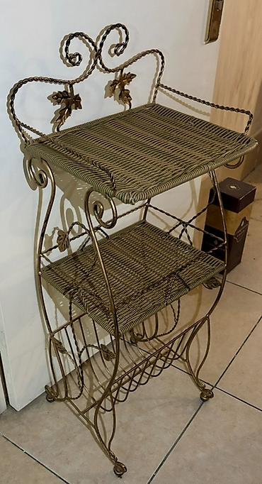 işləmiş əşyalar: Material və Dizayn: Qızılı-bürünc rəngli metal karkasdan hazırlanıb — 1
