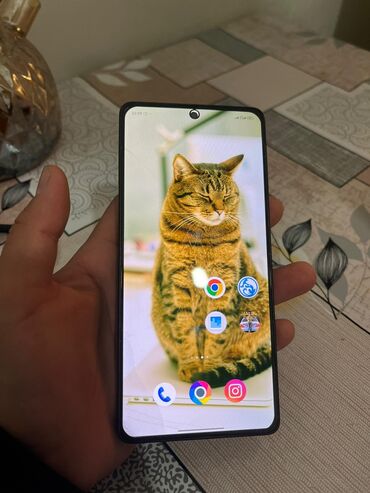 имитация камеры: Смартфон с безрамочным дисплеем и фронтальной камерой в отверстии по
