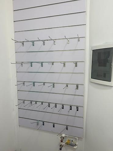 Mağaza avadanlığı: Slatwall vitrin paneli və metal asqı qarmaqlar dəsti - Material: ağ — 2