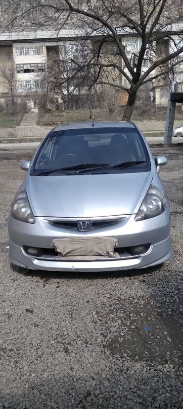 зарядник аккумулятора автомобиля: Honda Fit: 2002 г., 1.3 л, Автомат, Бензин