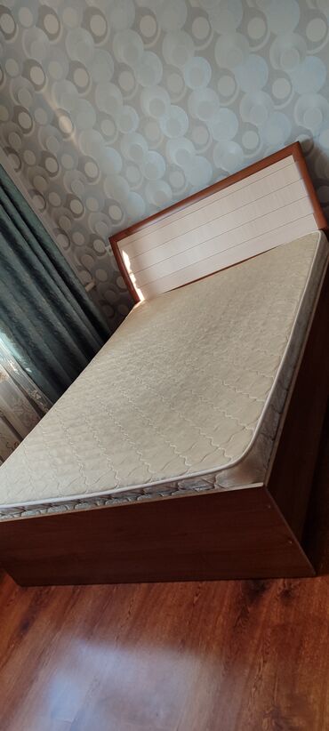 двухъярусная кровать со столом и шкафом внизу: Двуспальная Кровать, Б/у