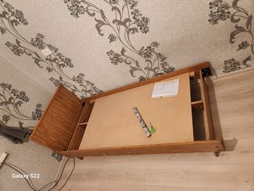 я ищу кравать: Односпальная кровать с подъемным механизмом и нишами для хранения