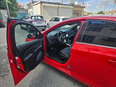 Chevrolet: Chevrolet Cruze sedan – parlaq qırmızı rəngdə, şəhər üçün dinamik və — 22