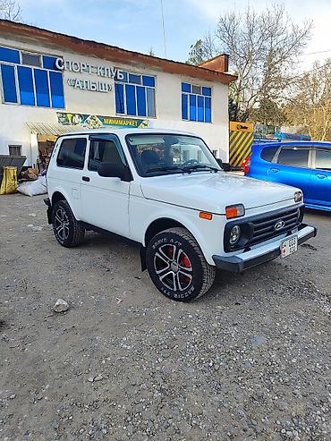 Унаа: ВАЗ (ЛАДА) 4x4 Niva: 2015 г., 1.7 л, Кол менен иштөөчү, Бензин, Жол тандабас — 3
