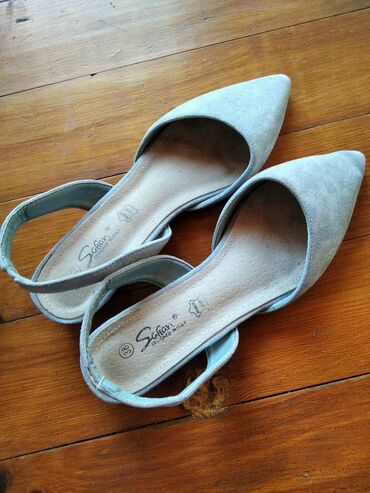 bele sandale: Sandals, Safran, 39