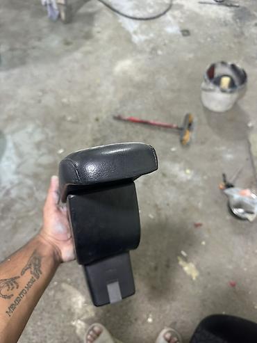 avto karavan: Maşın üçün mərkəzi qoltuqaltı (armrest) və saxlancla qutusu - Rəng — 1