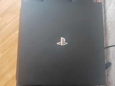 PS2 & PS1 (Sony PlayStation 2 & 1): Sony Playstation 4 Pro 1TB İkinci əl ideal vəziyyətdədi.Servislərdən