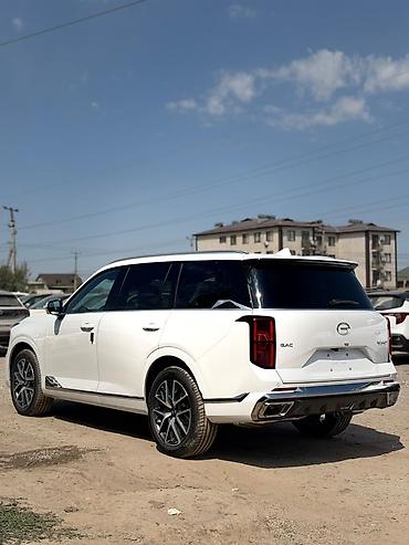 GAC: GAC GS8 (второе поколение), полноразмерный 7‑местный кроссовер в белом — 3