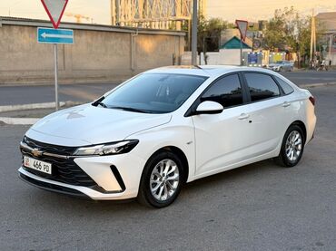 Honda: Автомобиль Chevrolet monza белого цвета, современный седан с
