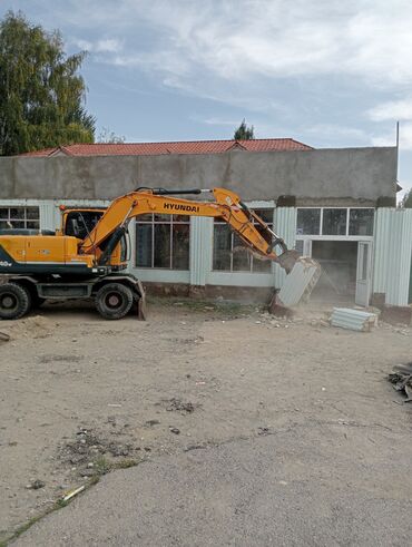 Демонтажные работы: Разбор полов, Снятие потолков, Снос стен | Гипсокартонная стена, Демонтаж встроенных шкафов, Снос перегородки | Зачистка от старых обоев, Сбивка старой штукатурки, Снятие побелки | Демонтаж линолеума, Демонтаж плинтуса, Демонтаж кафельной плитки | Кровля из профнастила, Крыша из шифера, Металлочерепичная кровля Больше 6 лет опыта — 12