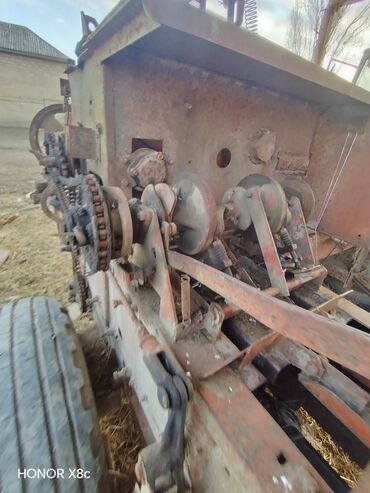 Traktorlar: MTZ tipli təkərli traktor və arxasında ot‑saman pressi Texniki — 5