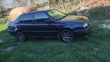 арзан матиз 1: Volkswagen Vento: 1993 г., 1.8 л, Кол менен иштөөчү, Бензин, Седан — 3