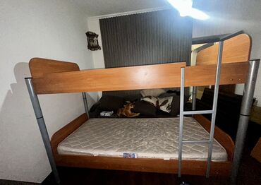 детский двухъярусный кровать: Двухъярусная кровать с металлическим каркасом и элементами из ЛДСП под