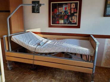 Medicinski nameštaj: Krevet je drveni sa čvrstom metalom konstrukcijiom sa daljinskim