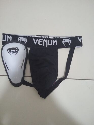 Borilački sportovi: Venum boxing kit includes 14 oz black boxing gloves with gold and — 14